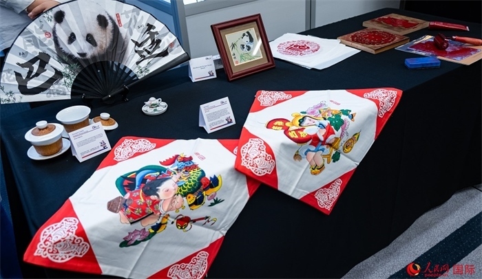 活動(dòng)現(xiàn)場(chǎng)的現(xiàn)場(chǎng)文創(chuàng)展、互動(dòng)體驗(yàn)區(qū)、非遺區(qū)展示。人民網(wǎng) 郭錦標(biāo)攝