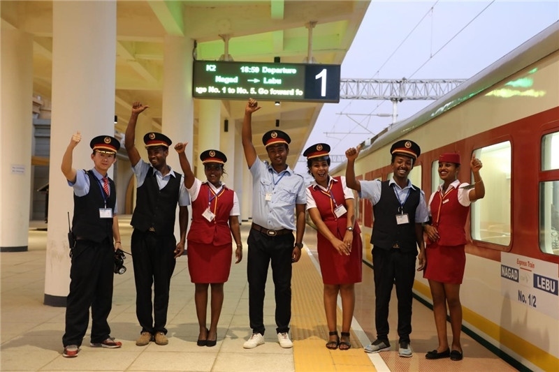 中埃員工組成的亞吉鐵路運(yùn)營團(tuán)隊。 中國土木工程集團(tuán)有限公司供圖