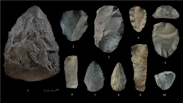 石制品 1.手斧 2、4、5.勒瓦婁哇石核（循環(huán)剝片法、優(yōu)先剝片法）3.勒瓦婁哇石葉石核 6.勒瓦婁哇石葉 7、8.勒瓦婁哇尖狀器 9.石葉 10.錐形石葉石核。中肯聯(lián)合考古隊(duì)供圖