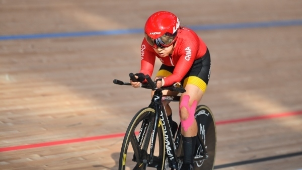 10月23日，杭州第4屆亞殘運(yùn)會(huì)場地自行車女子個(gè)人C4-5級(jí)3000米追逐賽金牌賽舉行。圖為中國隊(duì)選手季子賢在比賽中。圖片來源：杭州亞殘組委會(huì)