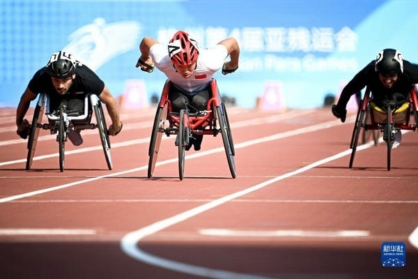 10月23日，中國選手龔文浩（左二）在杭州第4屆亞殘運(yùn)會(huì)男子100米-T34決賽的比賽中。他以15秒55的成績獲得該項(xiàng)目銀牌。新華社記者 江漢攝