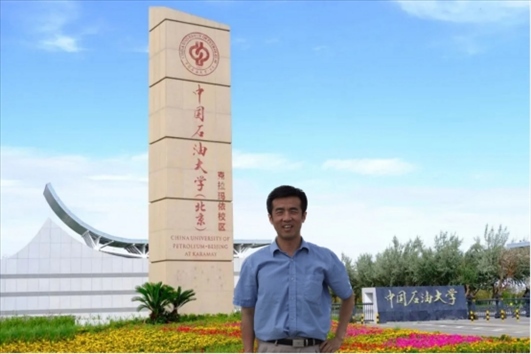 北京交通大學(xué)“銀齡教師”黃曉鳴。校方供圖