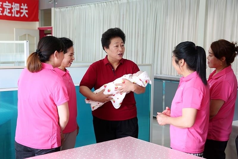 △2021年6月2日，卓長立（中）指導正在接受培訓的家政服務員。