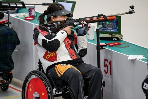 10月23日，杭州第4屆亞殘運(yùn)會(huì)射擊(R2)SH1級(jí)女子10米氣步槍立射資格賽舉行。圖為中國隊(duì)選手張翠平在比賽中。圖片來源：杭州亞殘組委