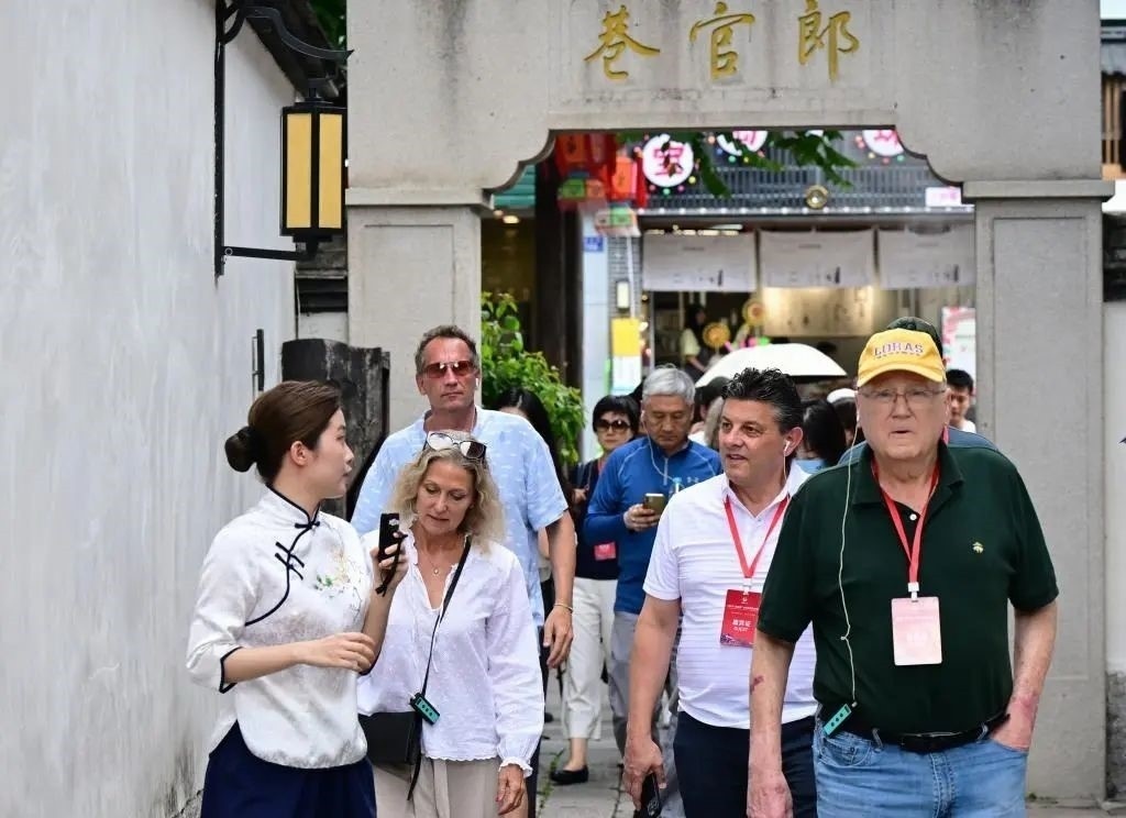 △2023年6月27日，“鼓嶺之友”部分成員和中美各界人士在福建福州南后街三坊七巷參觀訪問(wèn)。