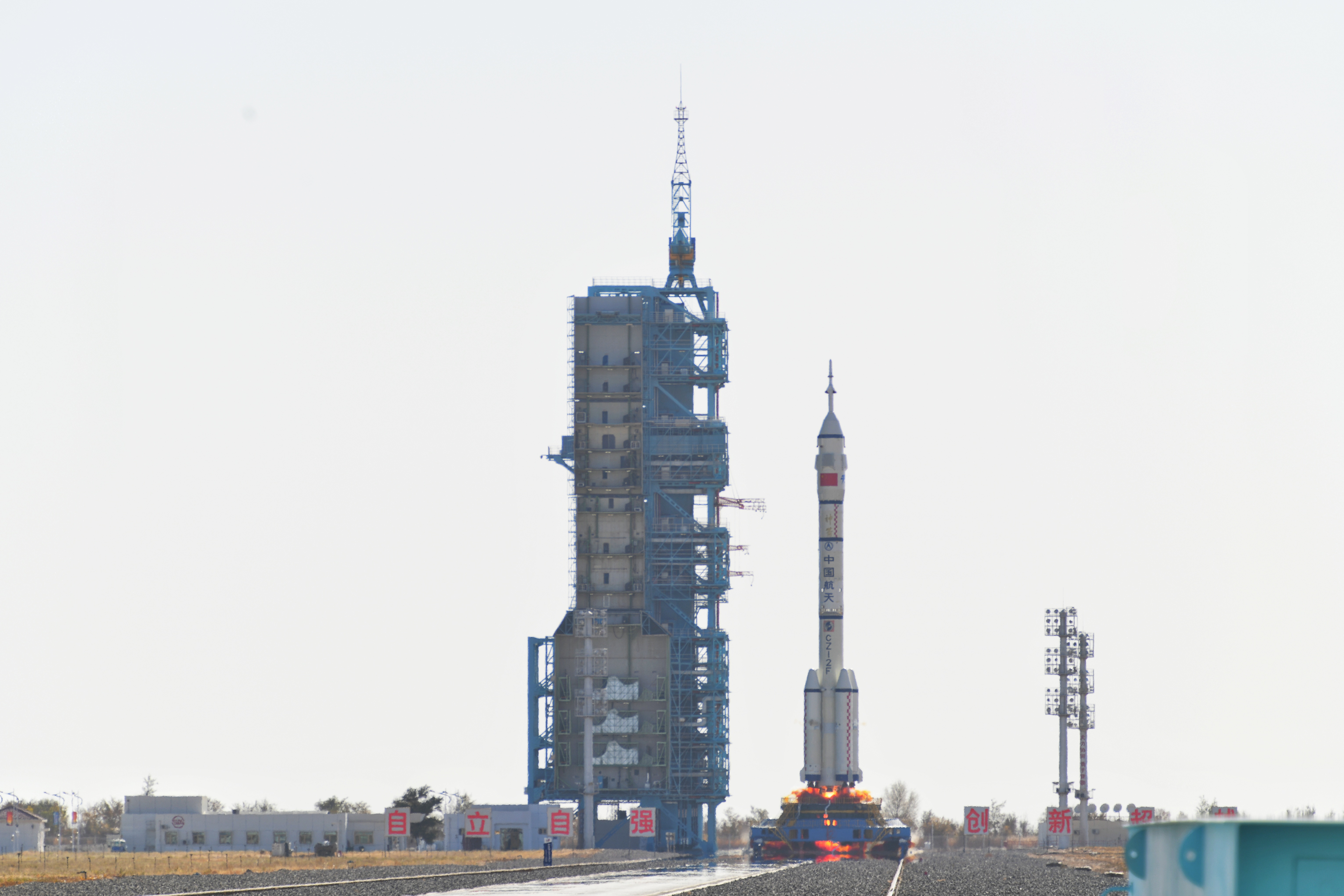 神舟十七號載人飛船發(fā)射升空震撼瞬間。人民網(wǎng) 張啟川攝