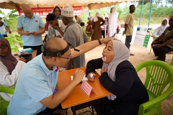 醫(yī)療隊為當(dāng)?shù)鼗颊吡x診。中國援桑醫(yī)療隊供圖