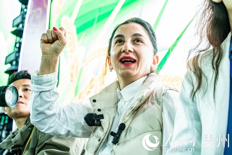 外媒記者在現(xiàn)場(chǎng)吶喊助威。人民網(wǎng) 陽茜攝