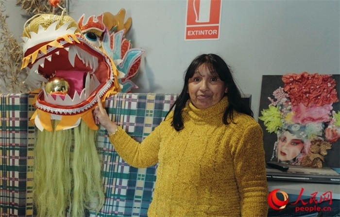 “熊貓閱覽室”一角。盧漢·梅洛為記者展示大使館贈送的龍頭。人民網(wǎng)記者 張若涵攝