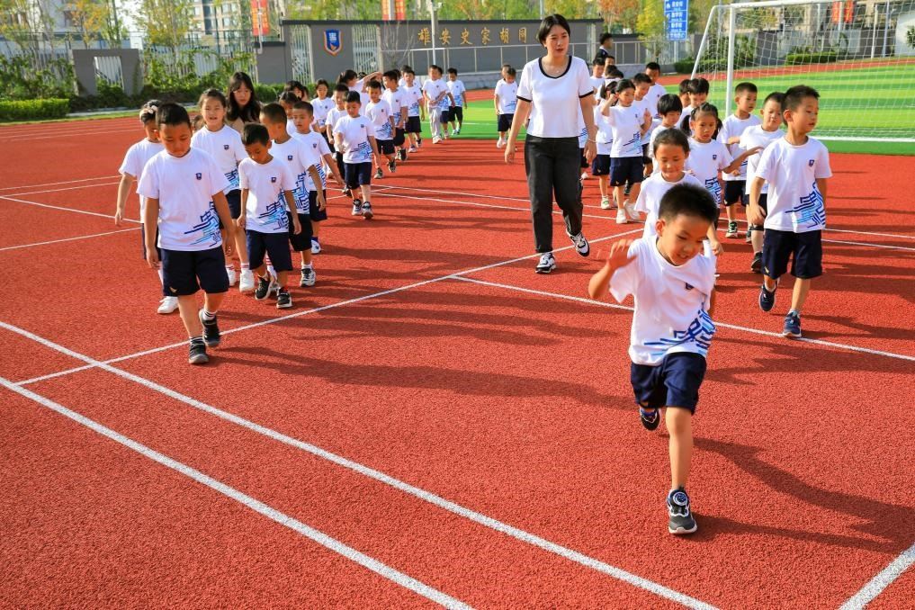 2023年9月，雄安史家胡同小學的學生們在操場上活動。新華社記者張鋮 攝
