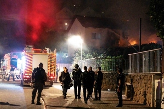  10月29日，在以色列北部城市謝莫納，以軍士兵和急救人員在一處被火箭彈擊中的現(xiàn)場執(zhí)勤。新華社發(fā)（阿亞爾·馬爾戈林?jǐn)z/基尼圖片社）