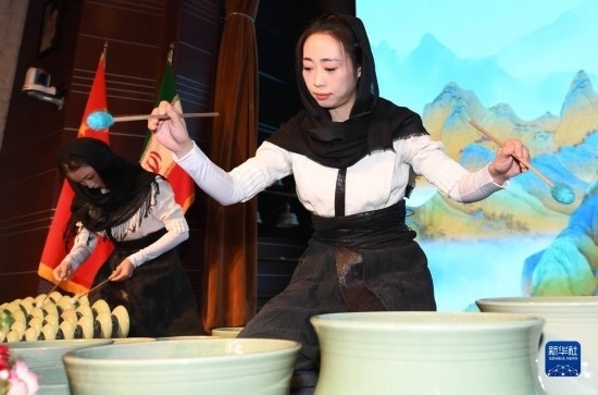 10月30日，演員在伊朗德黑蘭伊朗國(guó)家藝術(shù)科學(xué)院舉行的“青風(fēng)海上來(lái)”浙江青瓷巡禮開(kāi)幕式暨“萬(wàn)象中國(guó)·天下寧波”寧波文旅推介會(huì)開(kāi)幕式上表演。新華社記者 沙達(dá)提 攝