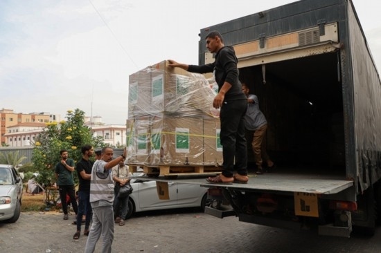  10月29日，工作人員在加沙地帶南部城市汗尤尼斯的一家醫(yī)院搬運醫(yī)療援助物資。新華社發(fā)（里澤克·阿卜杜勒賈瓦德攝）