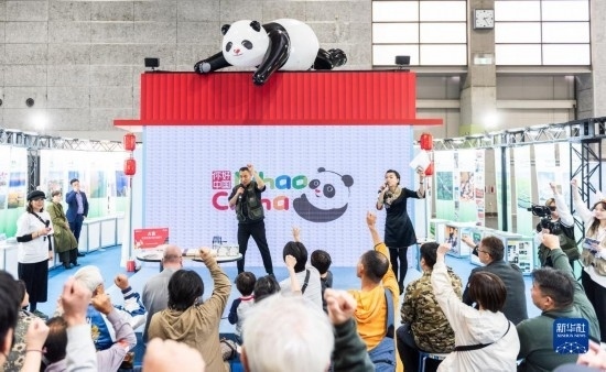  10月29日，游客在日本大阪國(guó)際會(huì)展中心中國(guó)館參與中國(guó)旅游知識(shí)問(wèn)答活動(dòng)。新華社發(fā)（中國(guó)駐大阪旅游辦事處供圖）