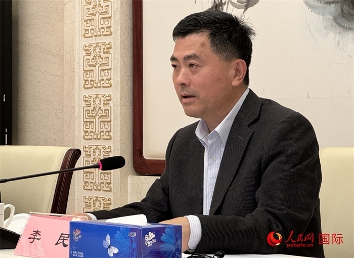 10月31日，歐美同學(xué)會秘書長李民在第五屆中法文化論壇媒體吹風(fēng)會上講話。（人民網(wǎng) 謝瑩攝）