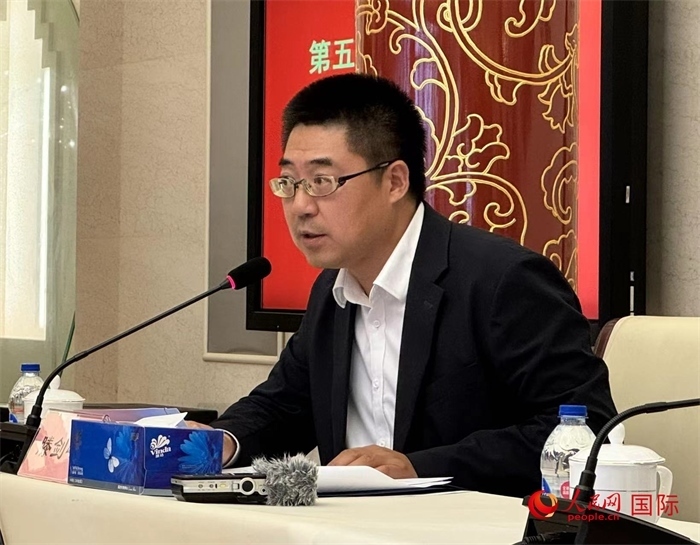 10月31日，歐美同學(xué)會副秘書長滕劍峰在第五屆中法文化論壇媒體吹風(fēng)會上講話。（人民網(wǎng) 謝瑩攝）