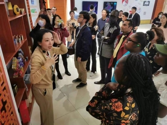 2023“一帶一路”媒體合作論壇聯(lián)合采訪團(tuán)參觀仁和863科技園產(chǎn)品展示區(qū)。（本報(bào)記者 黃超攝）