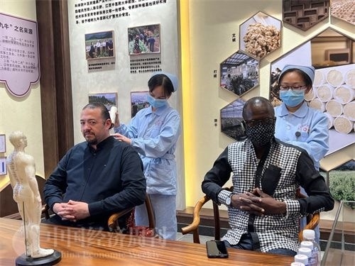  （外媒記者爭先恐后體驗艾灸，直呼神奇。中國經(jīng)濟周刊記者 郭志強 攝）