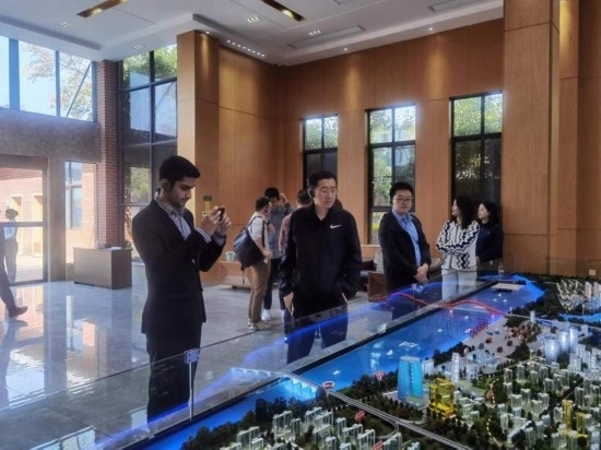 10月24日，2023“一帶一路”媒體合作論壇聯(lián)合采訪團(tuán)團(tuán)員在清水塘投資集團(tuán)招商服務(wù)中心參觀。本報(bào)記者 常雯宜攝