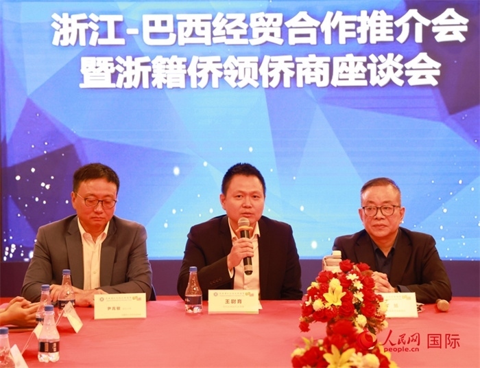 中國(guó)駐里約代總領(lǐng)事王尉育（中）在活動(dòng)中致辭。人民網(wǎng)記者 陳海琪攝