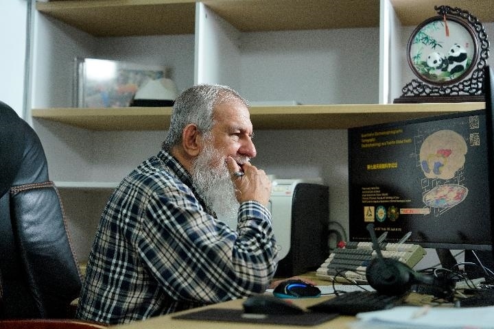 10月31日，古巴科學家裴德樂在電子科技大學做科研。