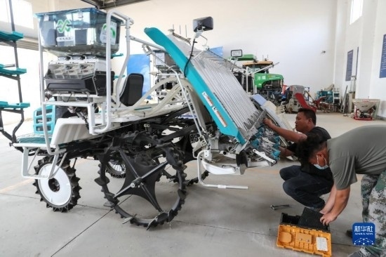 11月4日，技術(shù)員在南通市通州區(qū)十總鎮(zhèn)育民村農(nóng)場(chǎng)保養(yǎng)無(wú)人插秧機(jī)設(shè)備。