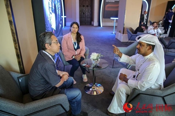 人民網(wǎng)記者采訪迪拜創(chuàng)新企業(yè)家索萊曼·里法伊（右一），索萊曼表示期待加強與中方合作。人民網(wǎng) 塔里克·易卜拉欣 攝