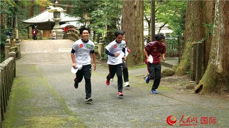 中日青少年在百年古剎里奔跑，揮灑青春的汗水。人民網(wǎng) 蔣曉辰攝