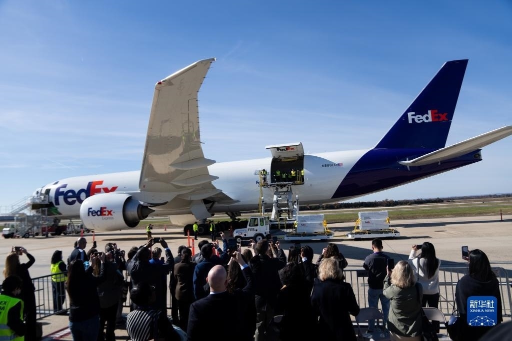 11月8日，在美國弗吉尼亞州的華盛頓杜勒斯國際機場，裝有大熊貓的特制“旅行包廂”準(zhǔn)備運上專機。新華社記者劉杰攝