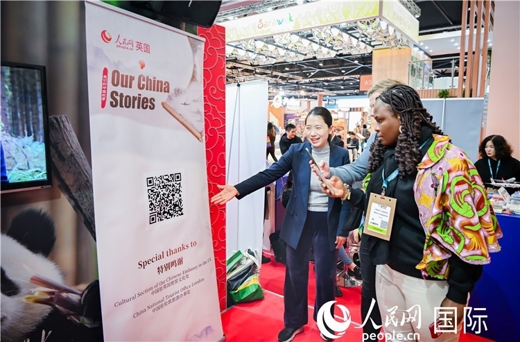 觀眾掃碼《我們的中國(guó)故事》系列視頻。人民網(wǎng) 郭錦標(biāo)攝