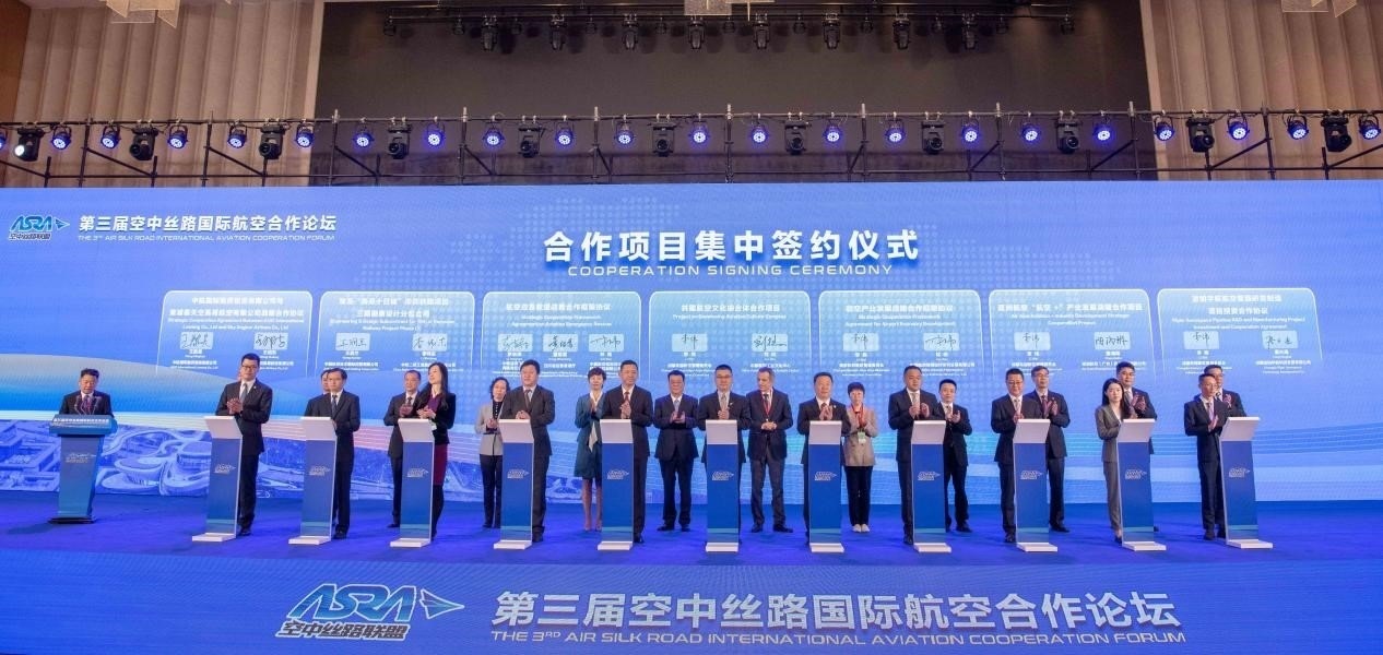 圖為7個(gè)國內(nèi)外合作項(xiàng)目現(xiàn)場簽約。人民網(wǎng)記者 唐宋攝