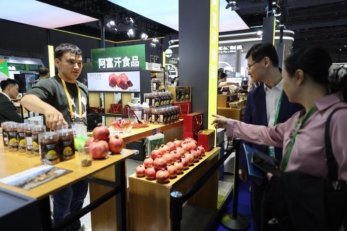 11月6日，在第六屆進(jìn)博會食品及農(nóng)產(chǎn)品展區(qū)，阿富汗食品吸引參展人員。