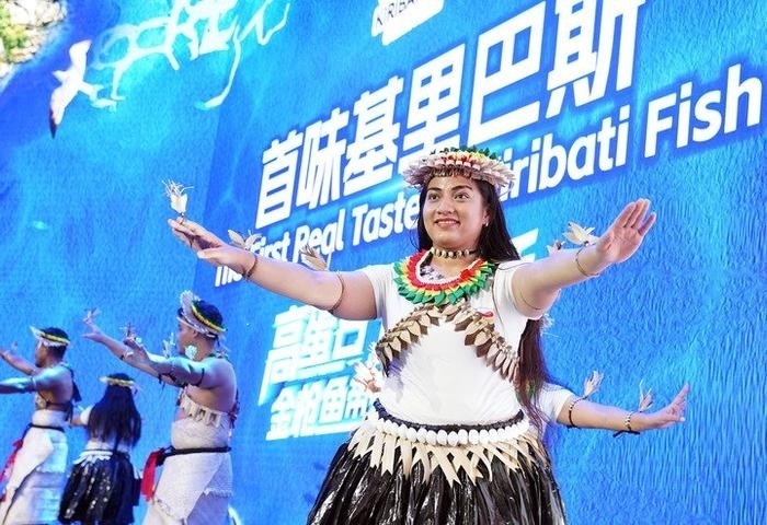11月8日，來自基里巴斯的參展人員在基里巴斯水產(chǎn)品推介活動上表演。