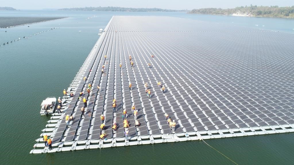 2021年1月23日，施工人員檢查泰國烏汶府詩琳通大壩綜合浮體光伏項目的太陽能板安裝情況。新華社發(fā)（泰國國家電力局項目組供圖）