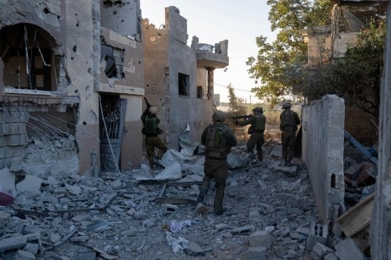 這張以色列國(guó)防軍11月12日發(fā)布的照片顯示，以軍地面部隊(duì)在加沙地帶北部開(kāi)展軍事行動(dòng)。新華社發(fā)