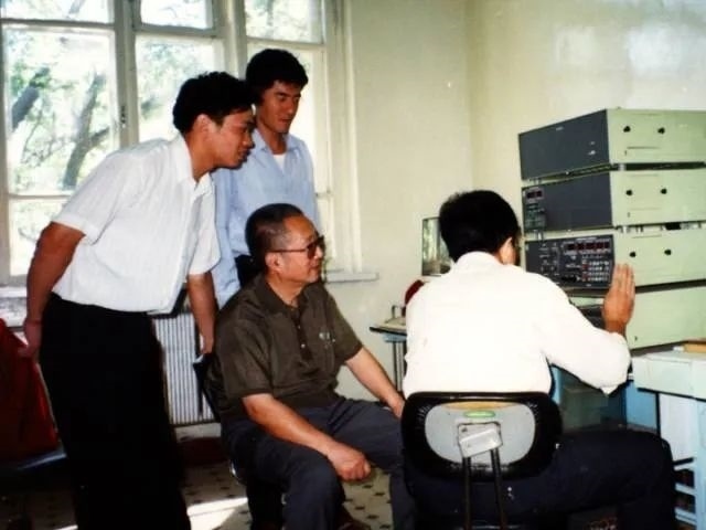 秦裕琨與團隊在一起。哈爾濱工業(yè)大學(xué)供圖