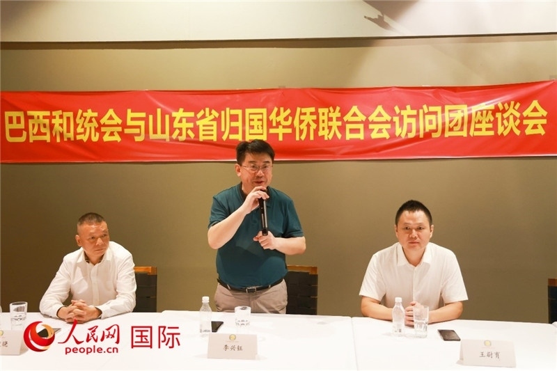 中國僑聯(lián)副主席、山東省僑聯(lián)主席李興鈺（中）在座談會上致辭。人民網(wǎng)記者 陳海琪攝