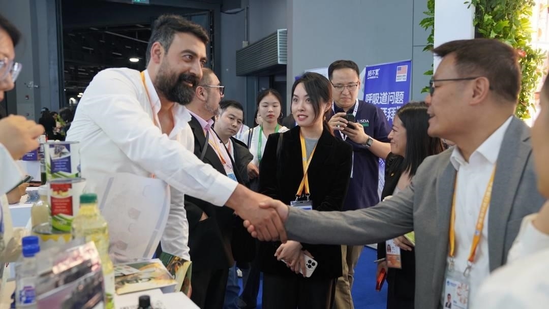 第六屆進(jìn)博會(huì)上，國內(nèi)一家超市行業(yè)的客商與來自美國佐治亞州的企業(yè)展商達(dá)成初步合作意向。