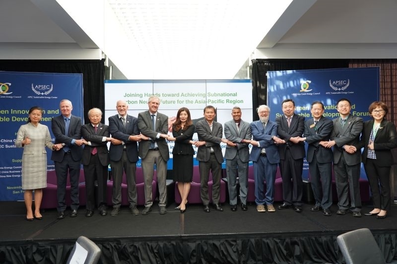 當(dāng)?shù)貢r(shí)間11月13日，2023年亞太經(jīng)合組織會(huì)議期間的重要邊會(huì)“綠色創(chuàng)新與可持續(xù)發(fā)展論壇”在舊金山舉行，有關(guān)學(xué)者、政府官員和清潔能源企業(yè)代表近200人出席。圖為參加論壇的主要嘉賓合影留念。克萊爾·希斯莫爾 攝