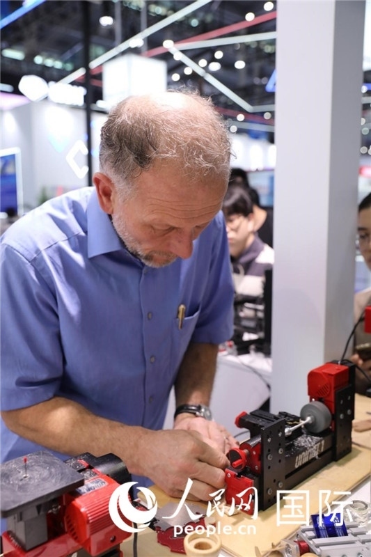 第25屆中國國際高新技術成果交易會15日在深圳開幕，圖為展商現(xiàn)場演示精密加工工具。人民網(wǎng)記者 魯揚攝