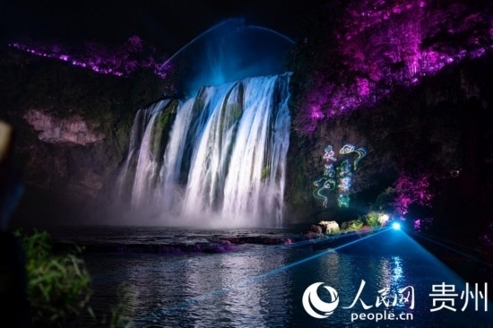 光影中的黃果樹大瀑布。人民網(wǎng) 陽茜攝