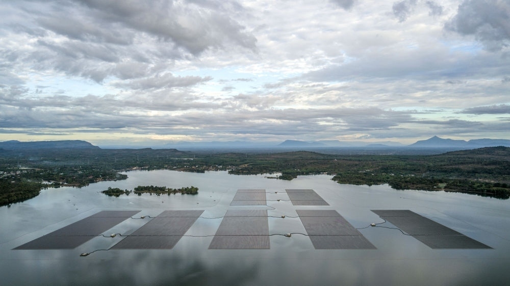 這是2022年12月8日在泰國烏汶府詩琳通水庫拍攝的浮體光伏項目（無人機照片）。中泰兩國聯(lián)合修建的浮體光伏項目2021年10月投入商業(yè)運營。中國制造的電池板不斷將日光轉化為清潔電能，輸送至當?shù)厍Ъ胰f戶。