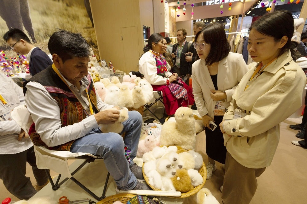 2023年11月7日，秘魯羊駝毛制品手藝人馬馬尼大叔在中國上海舉辦的第六屆進博會上展示羊駝玩偶制作工藝。秘魯特色羊駝毛制品連續(xù)六屆在進博會上亮相，收獲大量訂單。進博會大舞臺讓秘魯傳統(tǒng)手藝人有了更廣闊的發(fā)展空間。