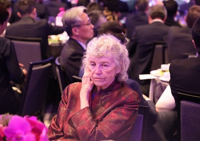 當(dāng)?shù)貢r(shí)間11月15日晚，國(guó)家主席習(xí)近平在美國(guó)舊金山出席美國(guó)友好團(tuán)體聯(lián)合舉行的歡迎宴會(huì)。在熱烈的掌聲中，習(xí)近平發(fā)表重要演講。圖為參加晚宴人士認(rèn)真聆聽演講。人民日?qǐng)?bào)記者 李志偉 攝