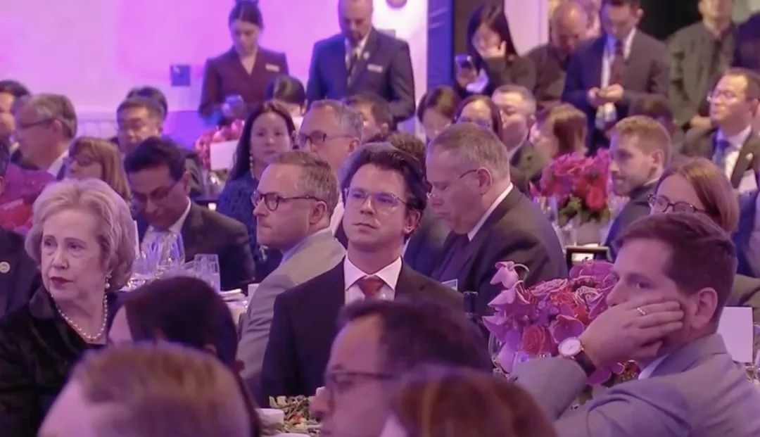 △當(dāng)?shù)貢r間11月15日晚，習(xí)近平主席在美國友好團體聯(lián)合歡迎宴會上發(fā)表演講。圖為參加宴會的人士認(rèn)真聆聽演講。