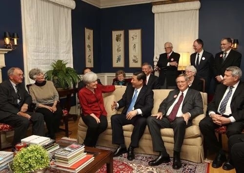 △2012年2月15日，習(xí)近平在前艾奧瓦州友好省州委員會委員蘭蒂夫人（左三）的家中回憶1985年訪問該地時的情景。