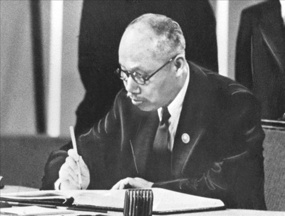 董必武在《聯(lián)合國憲章》上簽名。新華社發(fā)