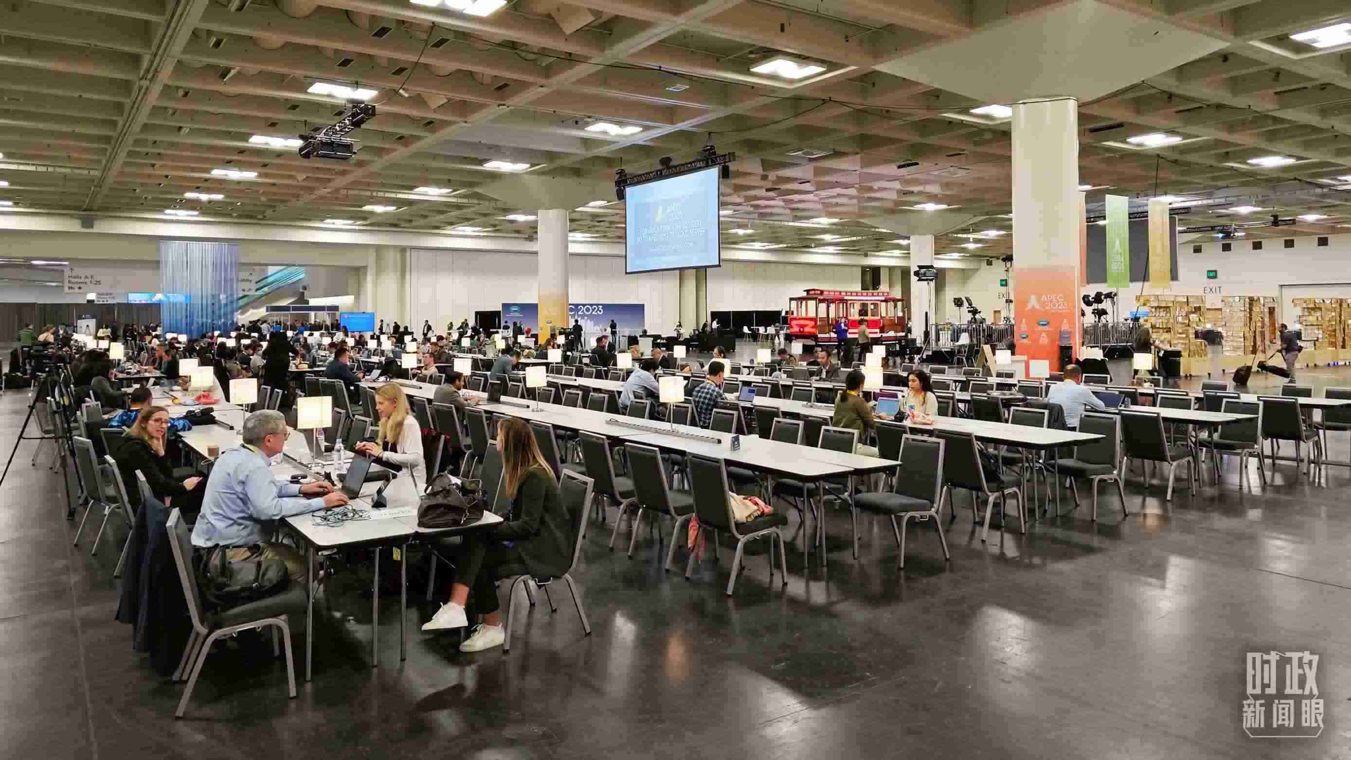 △APEC會議國際媒體中心，各國記者正在工作。（總臺央視記者王哈男拍攝）