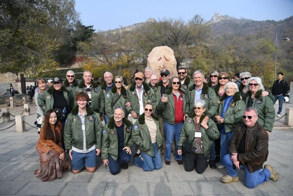 △2023年10月29日，飛虎隊老兵莫耶一行人在北京八達嶺長城合影留念。