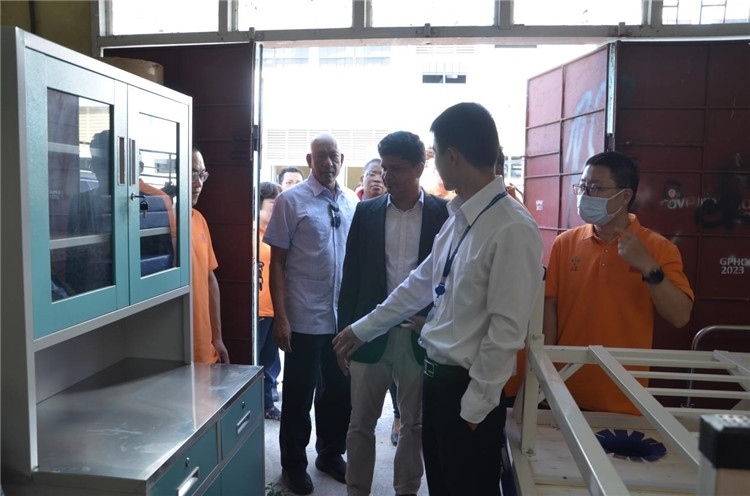 喬治敦公立醫(yī)院執(zhí)行院長(zhǎng)接收捐贈(zèng)物資。第十九期中國(guó)援圭亞那醫(yī)療隊(duì)供圖